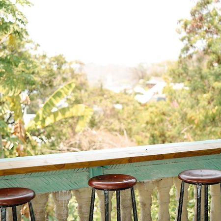 Auberge de jeunesse Bajo Bunkhouse à Labuan Bajo Extérieur photo