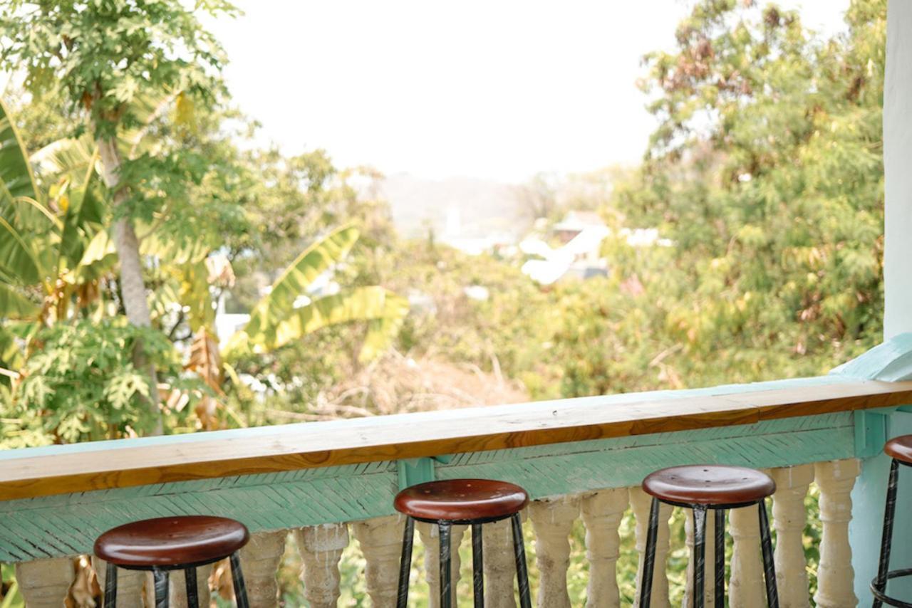 Auberge de jeunesse Bajo Bunkhouse à Labuan Bajo Extérieur photo