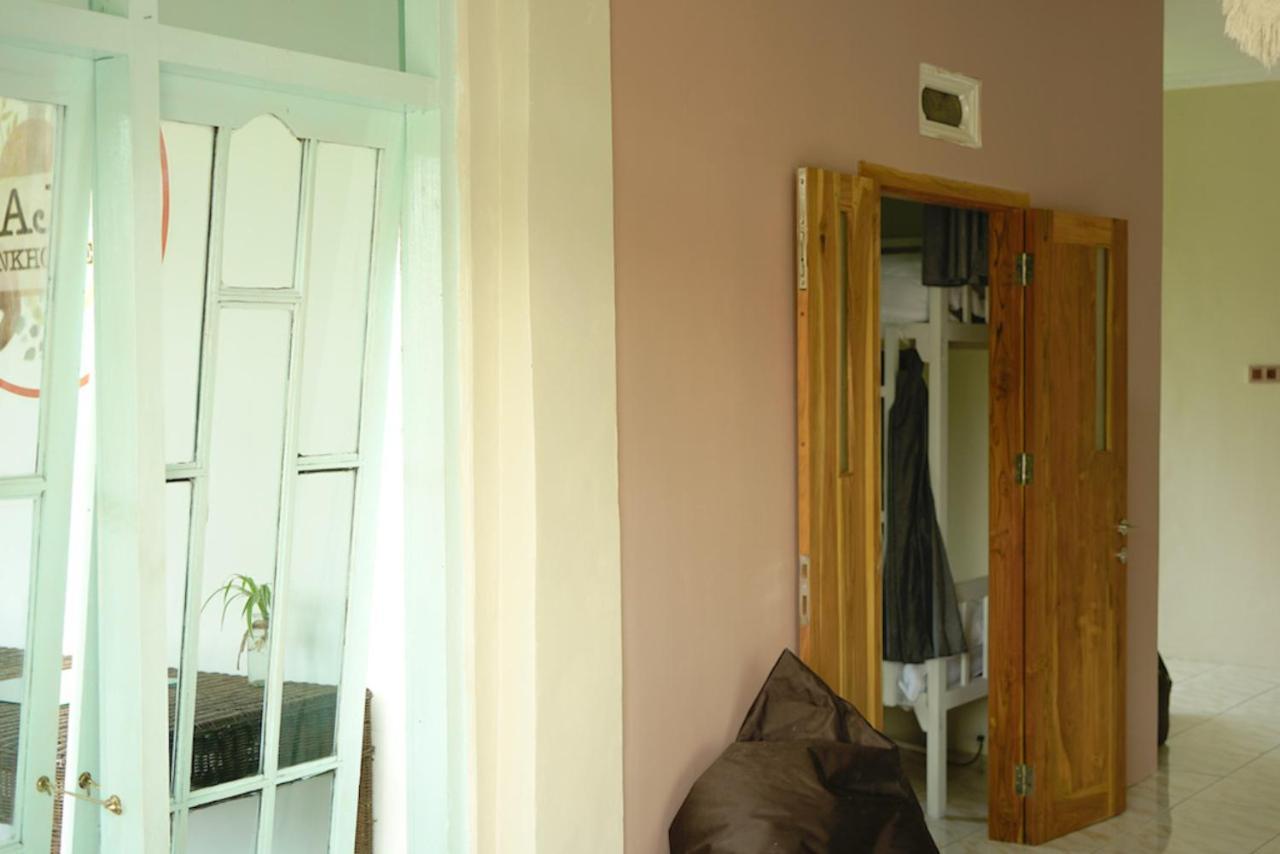 Auberge de jeunesse Bajo Bunkhouse à Labuan Bajo Extérieur photo