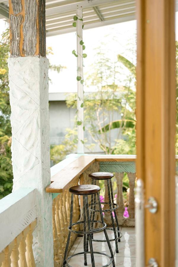 Auberge de jeunesse Bajo Bunkhouse à Labuan Bajo Extérieur photo