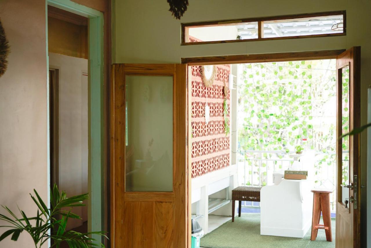 Auberge de jeunesse Bajo Bunkhouse à Labuan Bajo Extérieur photo